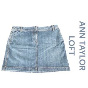 ANN TAYLOR LOFT Denim Mini Skirt, Front & Back Pockets, Size 8.